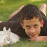 Chlapec s králíkem