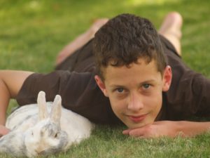 Chlapec s králíkem